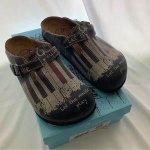 Calceo Clog "Let the music play" Women's sz. 9 NEW